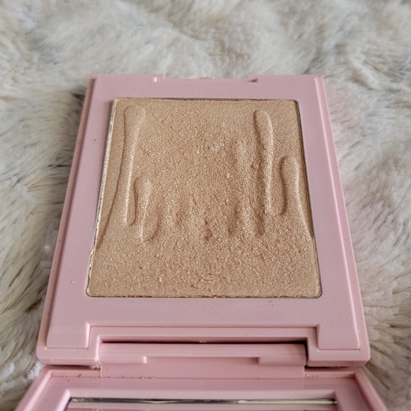 Sunday Brunch Pressed Powder Highlighter - Kylie Cosmetics - Picture 8 of 13
